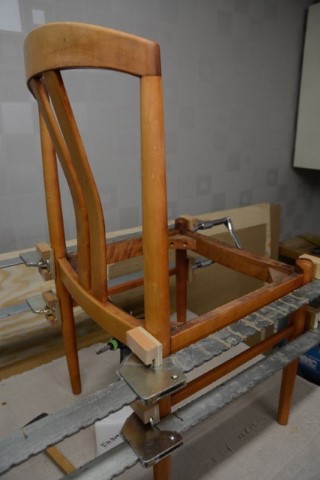 limning av honungsbetsad stol